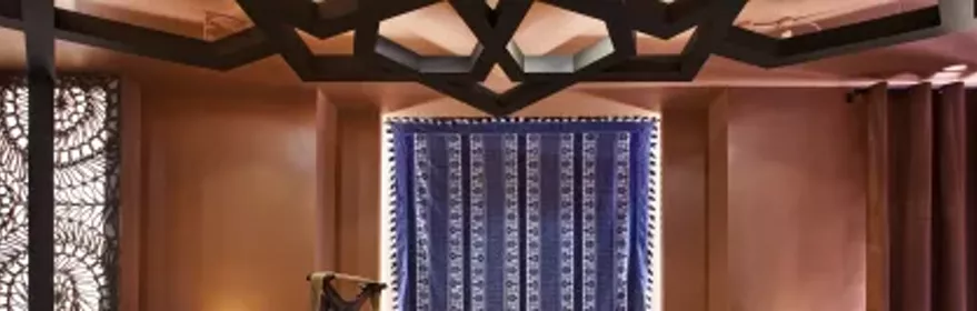 Imagen de espacio con taburetes y cojines diseñado por Tomás Alía