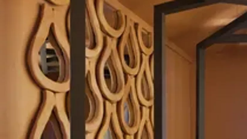 Imagen de pasillo con sillas y espejos diseñado por Tomás Alía