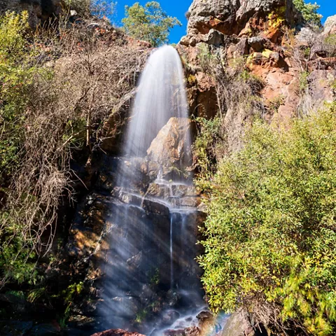 Imagen de una cascada pequeña en Cabañeros