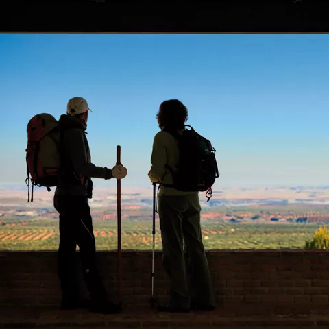 Dos peregrinos del Camino de Santiago a su paso por Mora