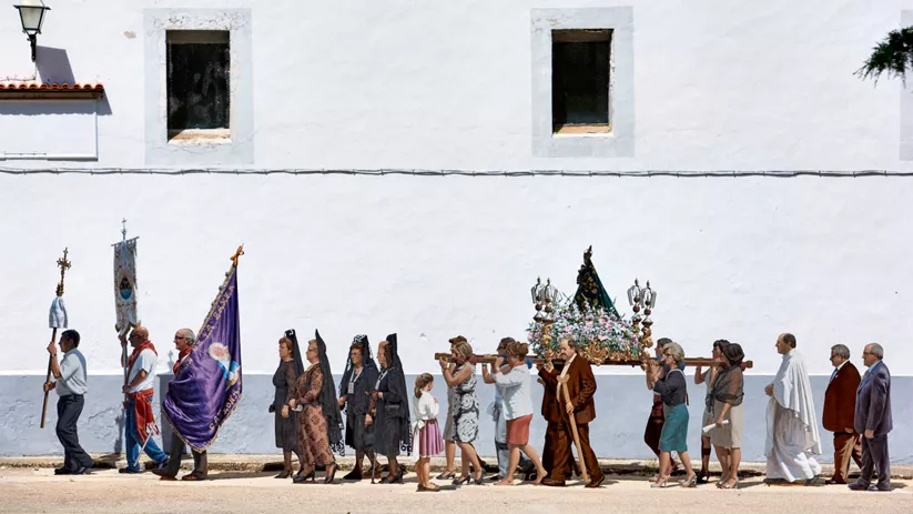 Paisaje ilustrado delante de una fachada de Cañete