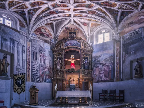 Interior de capilla con bóveda pintada y altar ornamentado
