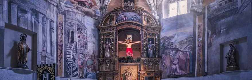 Interior de capilla con bóveda pintada y altar ornamentado