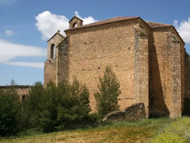 Imagen lateral de la iglesia del pueblo