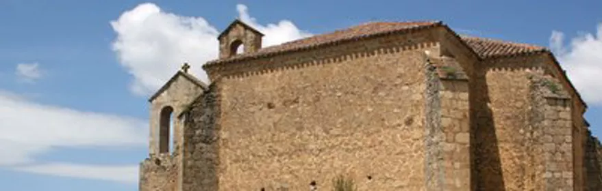 Imagen lateral de la iglesia del pueblo