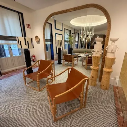 Imagen de sala con sillones y diferentes muebles y decoración