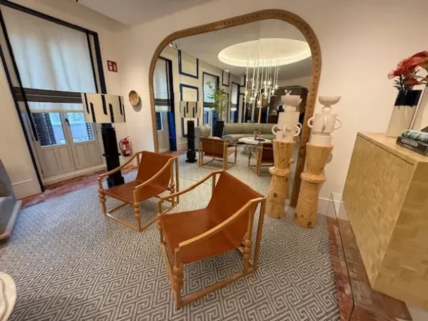 Imagen de sala con sillones y diferentes muebles y decoración