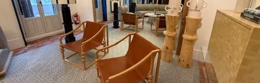 Imagen de sala con sillones y diferentes muebles y decoración