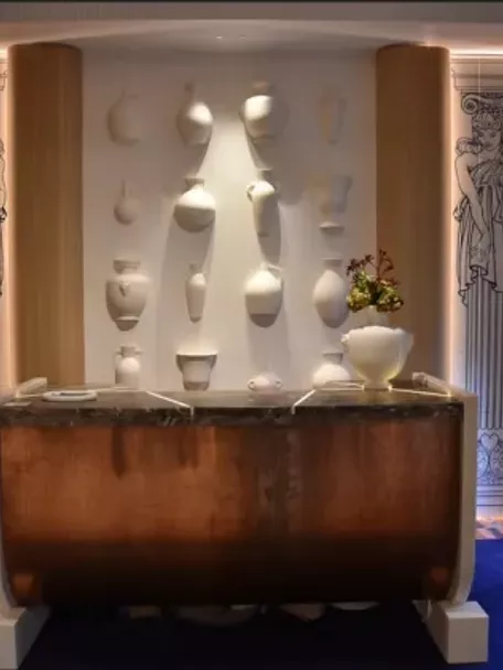 Imagen de pared con jarrones blancos y dos columnas dibujadas