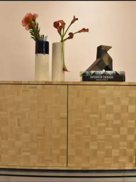 Imagen de mueble con jarrones y libros