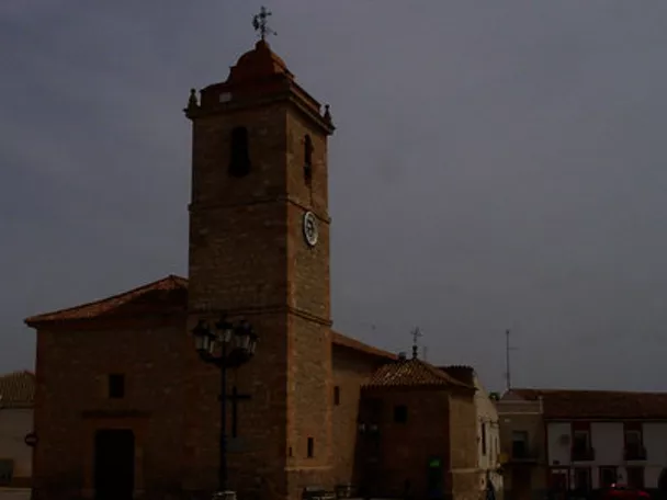 Imagen de la plaza de la iglesia de Casas de Juan Núñez