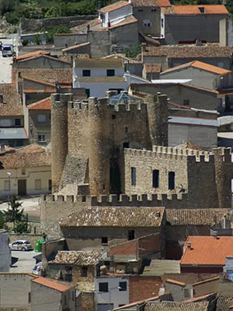 Vista aérea de una fortaleza integrada en el casco urbano.