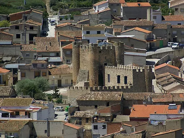 Vista aérea de una fortaleza integrada en el casco urbano.