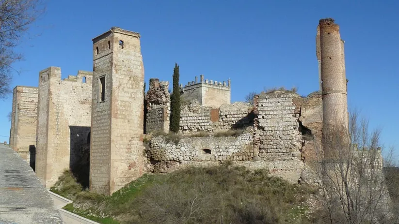 Murallas y torres de piedra vistas desde una ladera