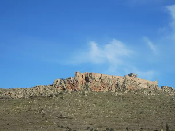 Recinto fortificado en lo alto de un cerro