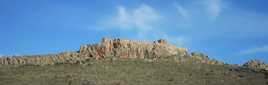 Recinto fortificado en lo alto de un cerro