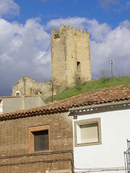 Vista de la torre del castillo de Villora