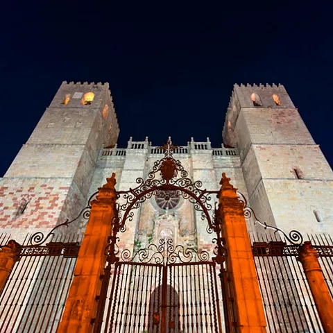 Vista nocturna de la fachada de la Catedral de Sigüenza