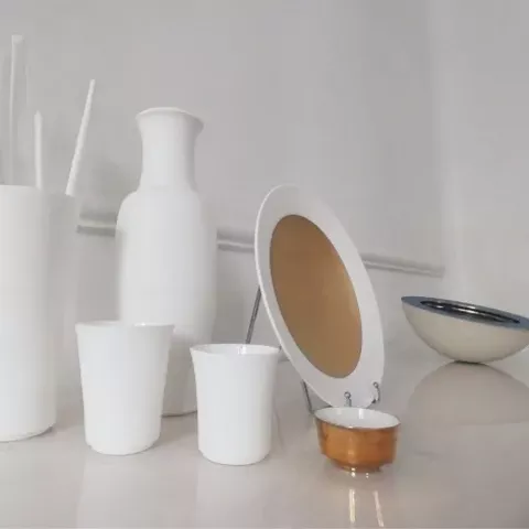 Imagen de diferentes piezas de cerámica blancas