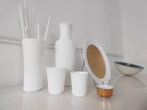 Imagen de diferentes piezas de cerámica blancas