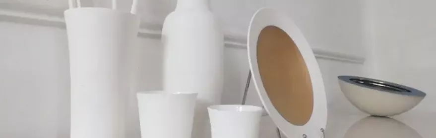 Imagen de diferentes piezas de cerámica blancas