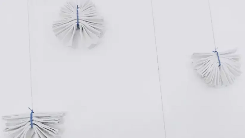 Imagen de figuras de papel en forma de mariposa colgadas