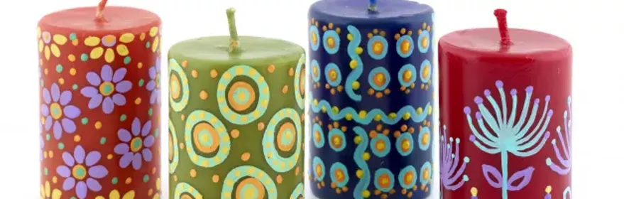 Imagen de cuatro velas de diferentes colores y estampados