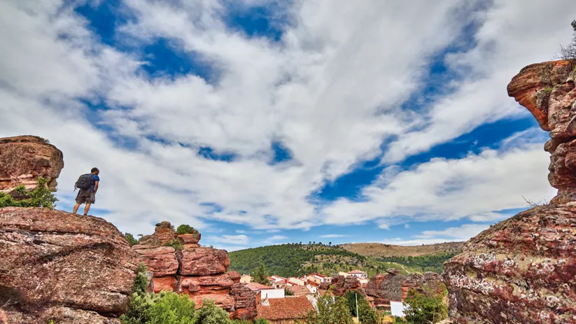 Senderista en las formaciones rocosas alrededor de Chequilla