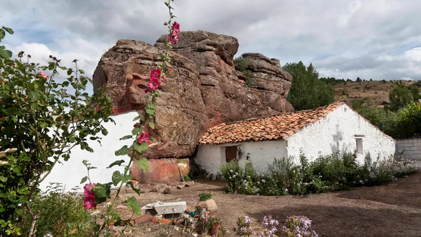 Casas apoyadas en las rocas de Chequilla