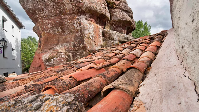 Tejado construido entre las rocas de Chequilla