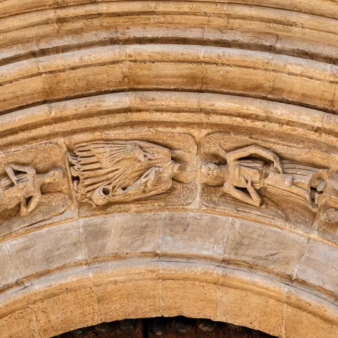Figuras en la portada románica de la iglesia de San Salvador, Cifuentes