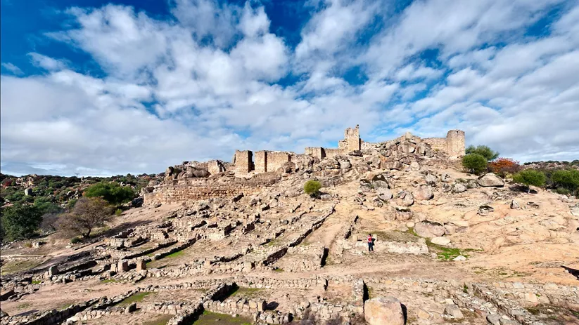 Panorámica de asentamiento rocoso con muros y terrazas