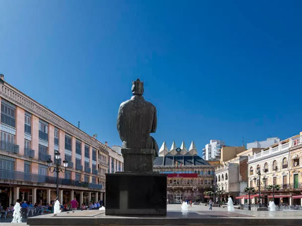 Plaza mayor con el ayuntamiento al fondo