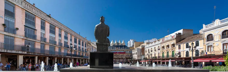 Plaza mayor con el ayuntamiento al fondo