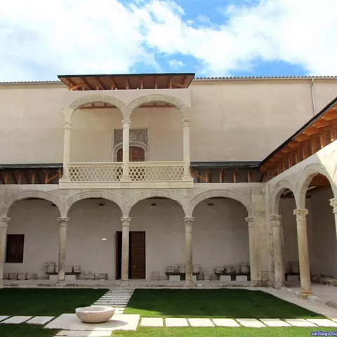 Imagen de el patio interior de un edificio