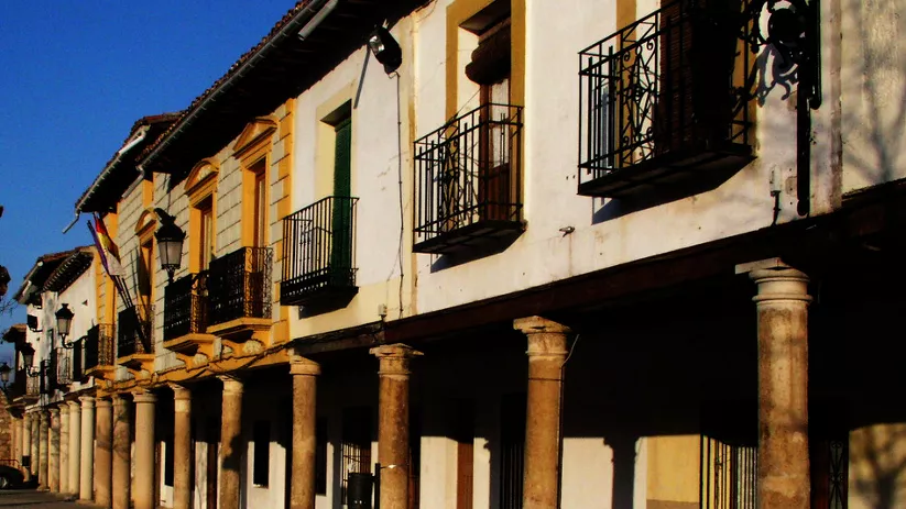 Imagen de unas casas antiguas con pilares de cemento