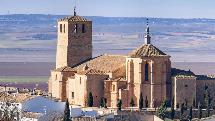 Vista exterior de la colegiata de Belmonte