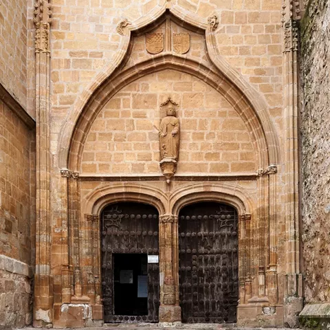 Fachada de la colegiata de Belmonte