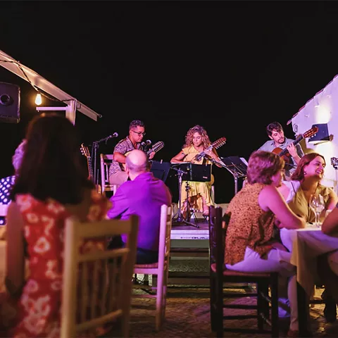 Disfrutando la velada en el festival Arte entre Gigantes