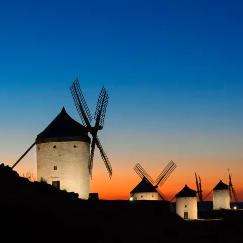 Puesta de sol en los molinos de Consuegra