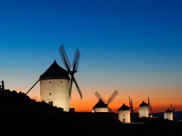 Puesta de sol en los molinos de Consuegra