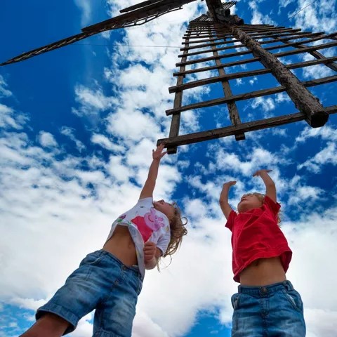 Niñas divirtiéndose en los molinos de Consuegra