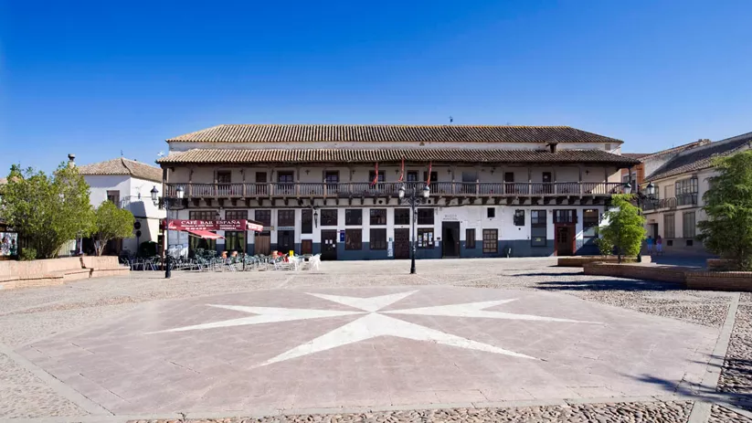 Arquitectura tradicional en la Plaza de España de Consuegra