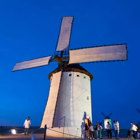 Visita nocturna a los molinos de Campo de Criptana