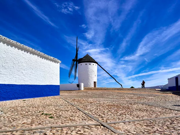 Cicloturista en uno de los molinos de Campo de Criptana