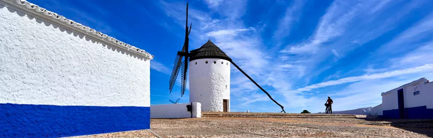 Cicloturista en uno de los molinos de Campo de Criptana