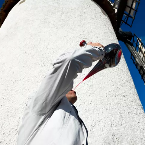 Visitante bebiendo de un porrón durante una celebración en los molinos