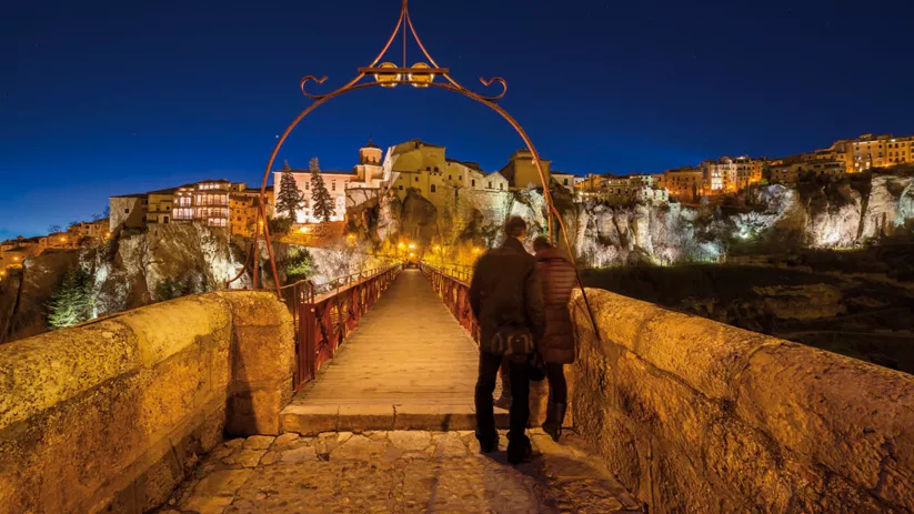 Vista nocturna de Cuenca desde el puente de San Pablo