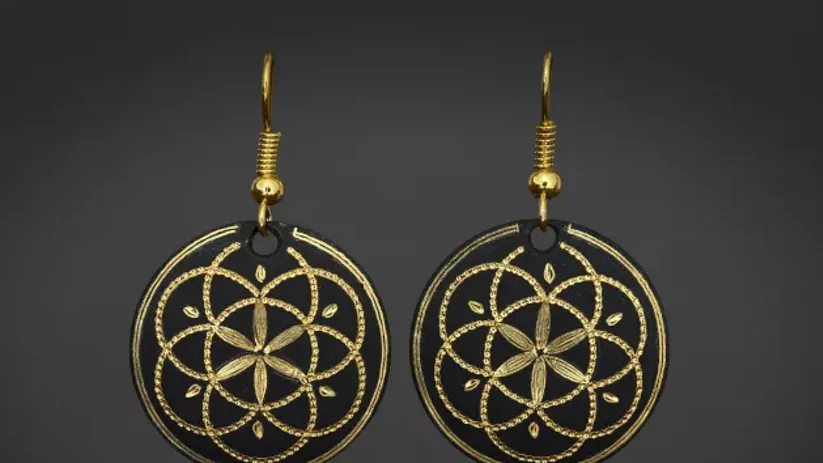 Imagen de pendientes hechos con damasquinados