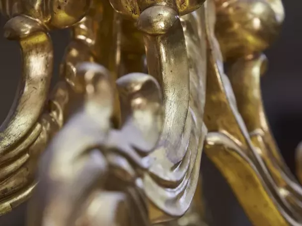 Imagen de decoración de mueble en dorado